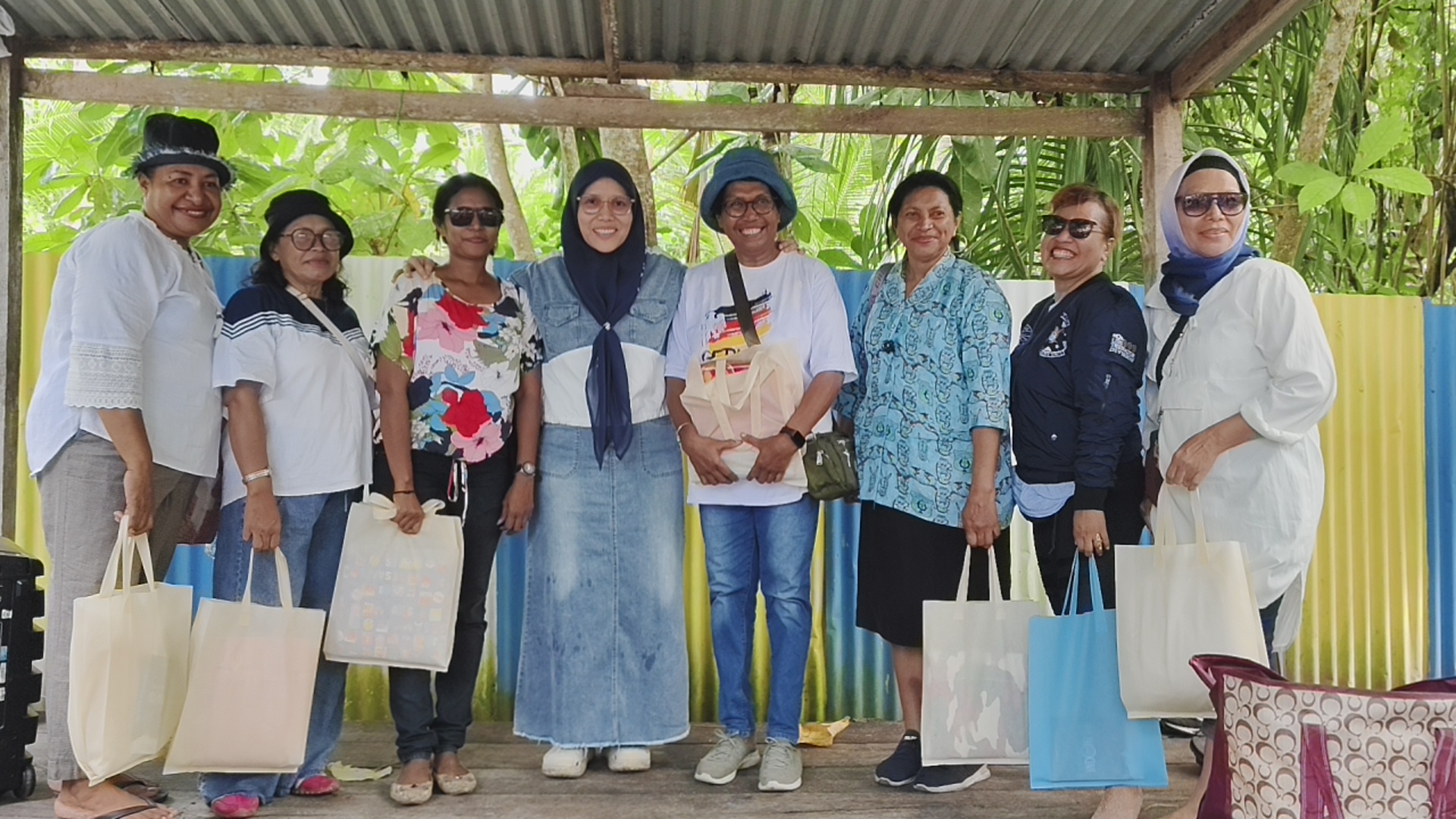 Ketua DPD Gerindra PBD Oktasari Sabil Silaturahmi Bersama Mace-Mace Cendrawasih