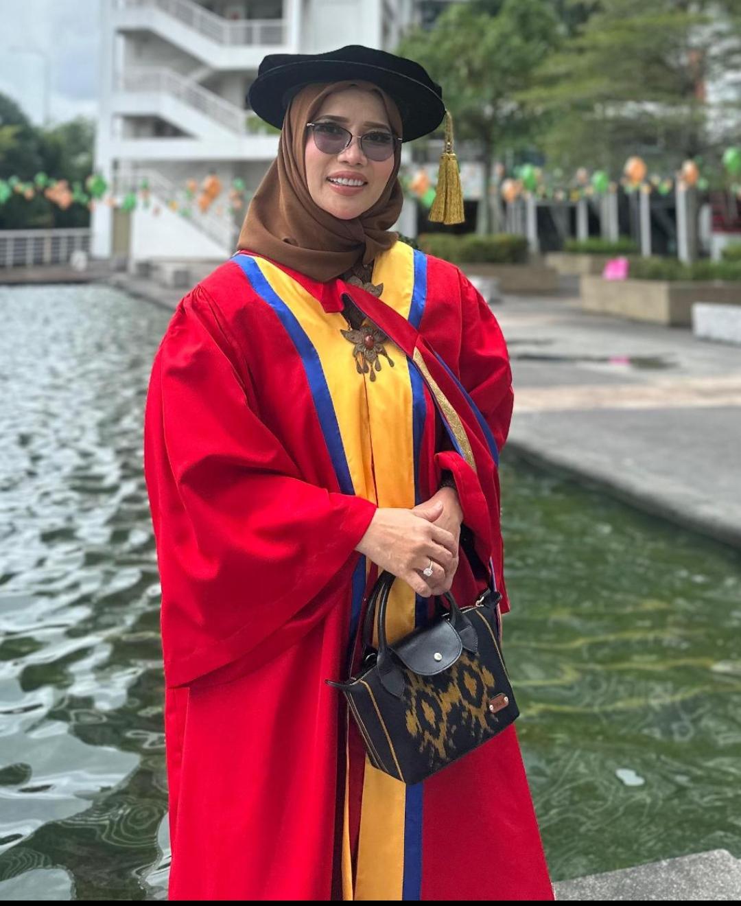 Ijazah Oktasari di serahkan langsung oleh Raja Kedah